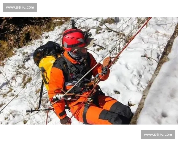 四姑娘山滑坠悲剧：16 岁少年未戴安全绳坠亡，航拍仅见雪地血迹