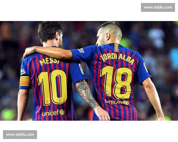 温情重逢！梅西通道内拥抱恩里克 巴黎老友跨越胜负的足坛情谊